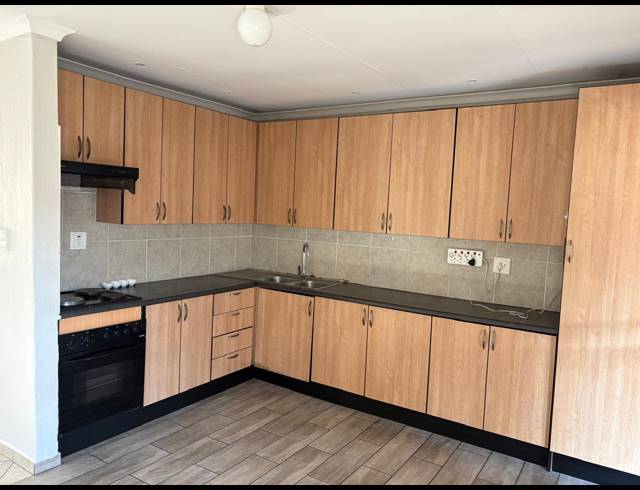 3 BEDROOM FREEHOLD FOR SALE IN WILLOW PARK